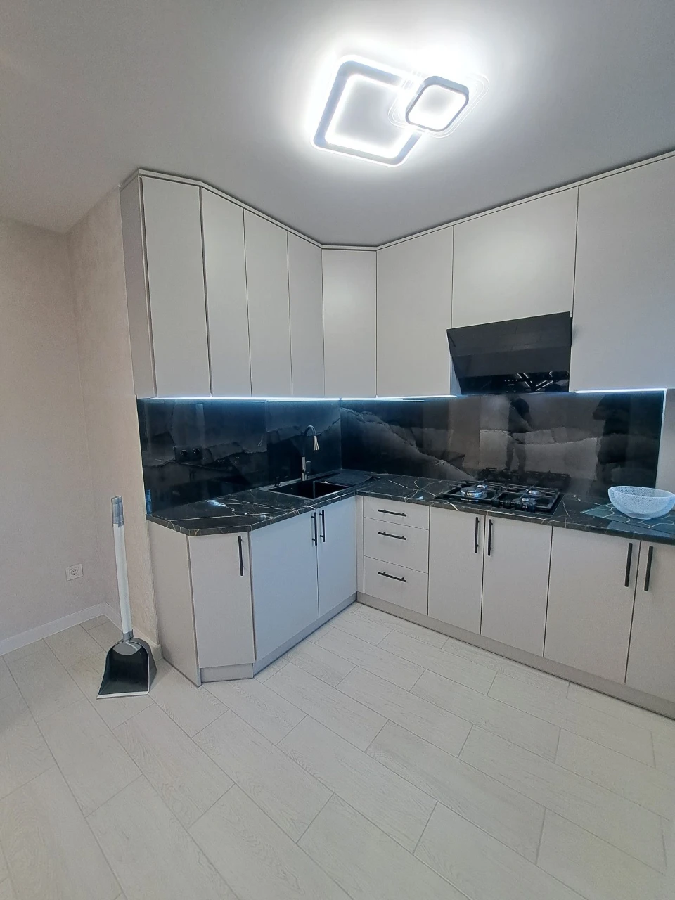 Продається 2 км, 3 поверх, 5 кімнат, ринок
