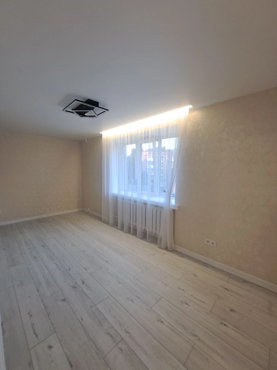 Продається 2 км, 3 поверх, 5 кімнат, ринок