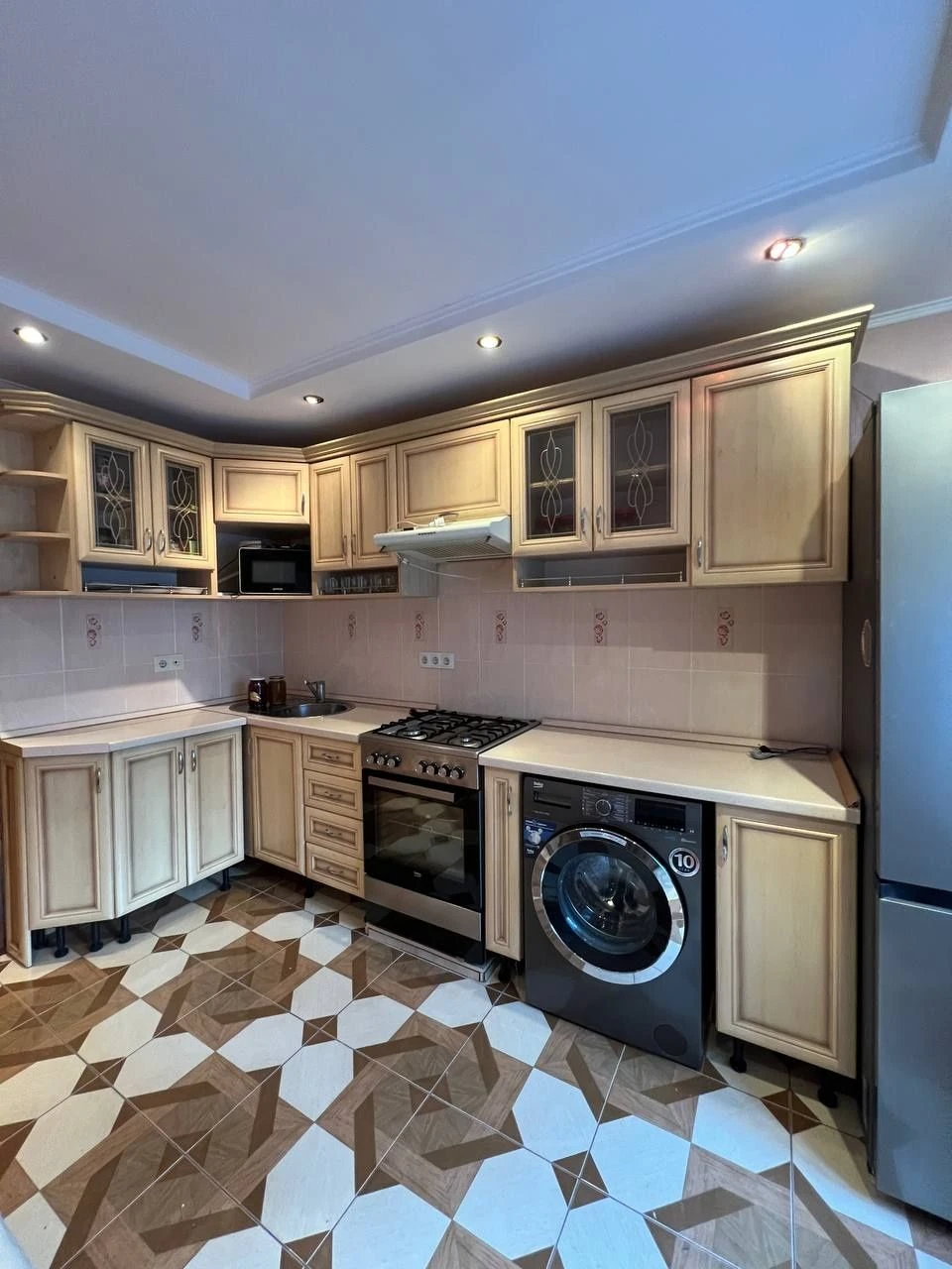 Three-room apartment near the market