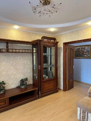 Three-room apartment near the market