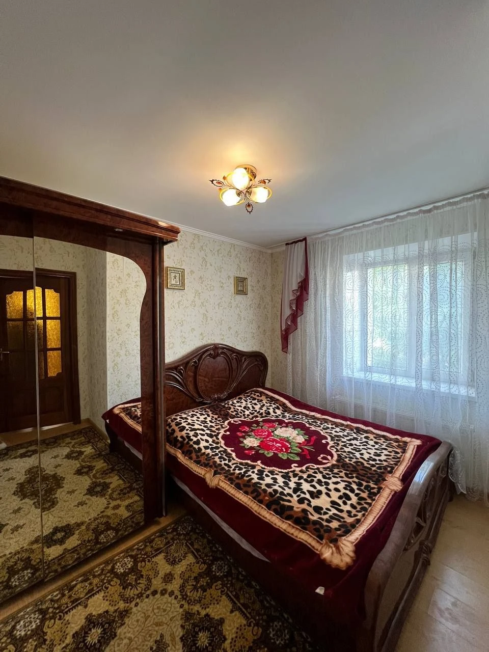 Three-room apartment near the market