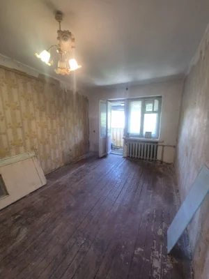 Продам 2-х кімнатну квартиру під ремонт