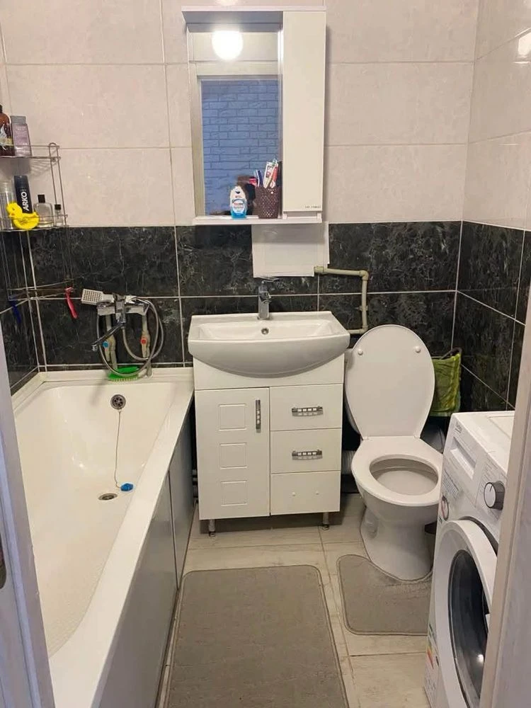 Продається двухкімнатна квартира (переоброблена з 1-кімнатної)