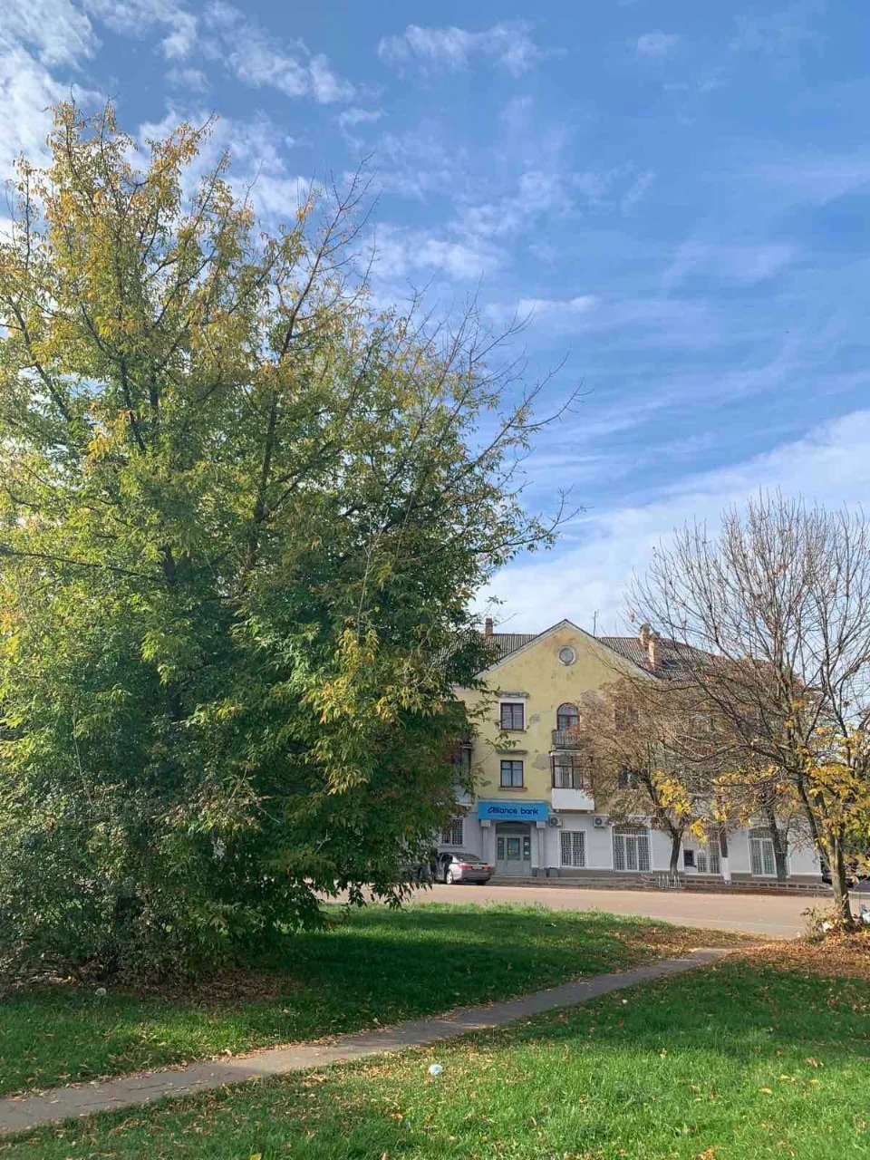 Selling 2-room apartment in an elite building, considering
