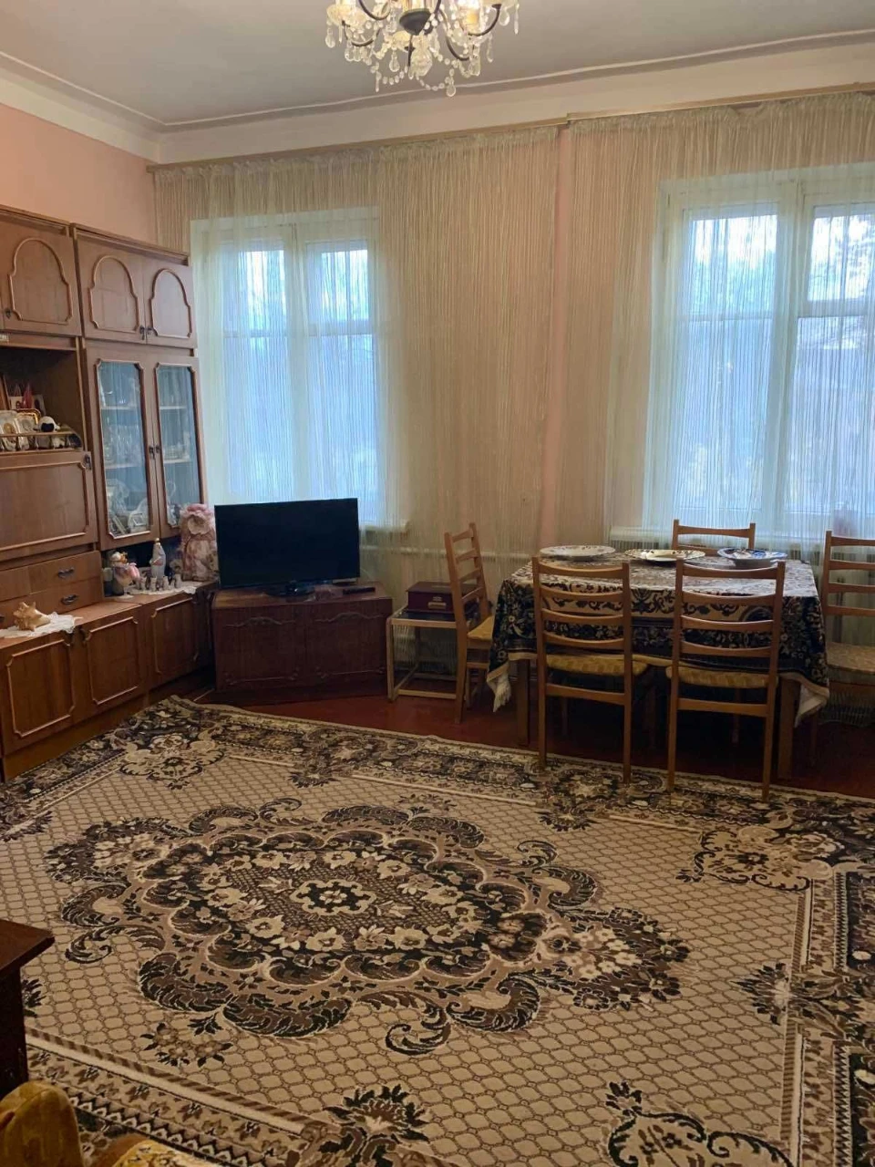Selling 2-room apartment in an elite building, considering