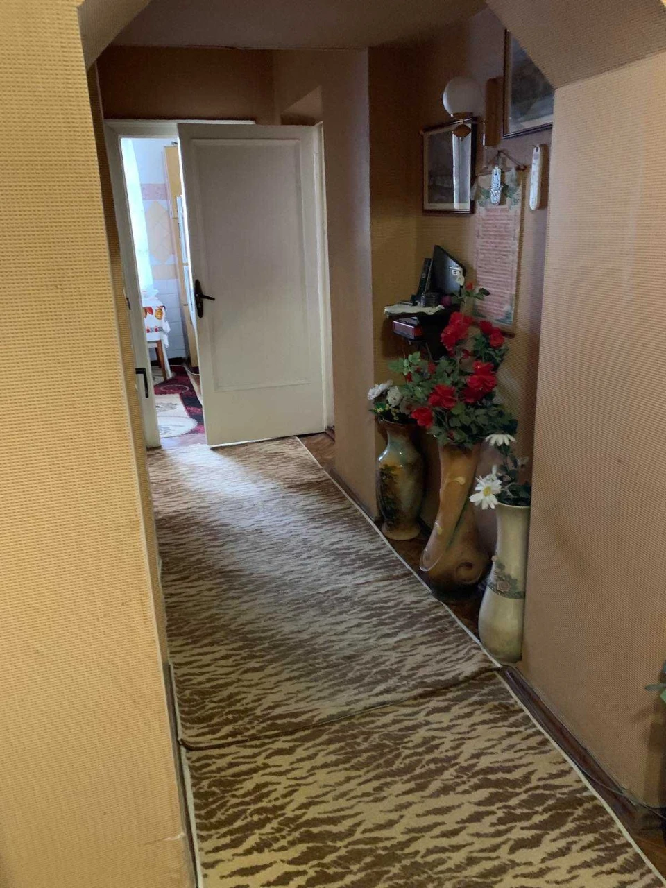 Selling 2-room apartment in an elite building, considering