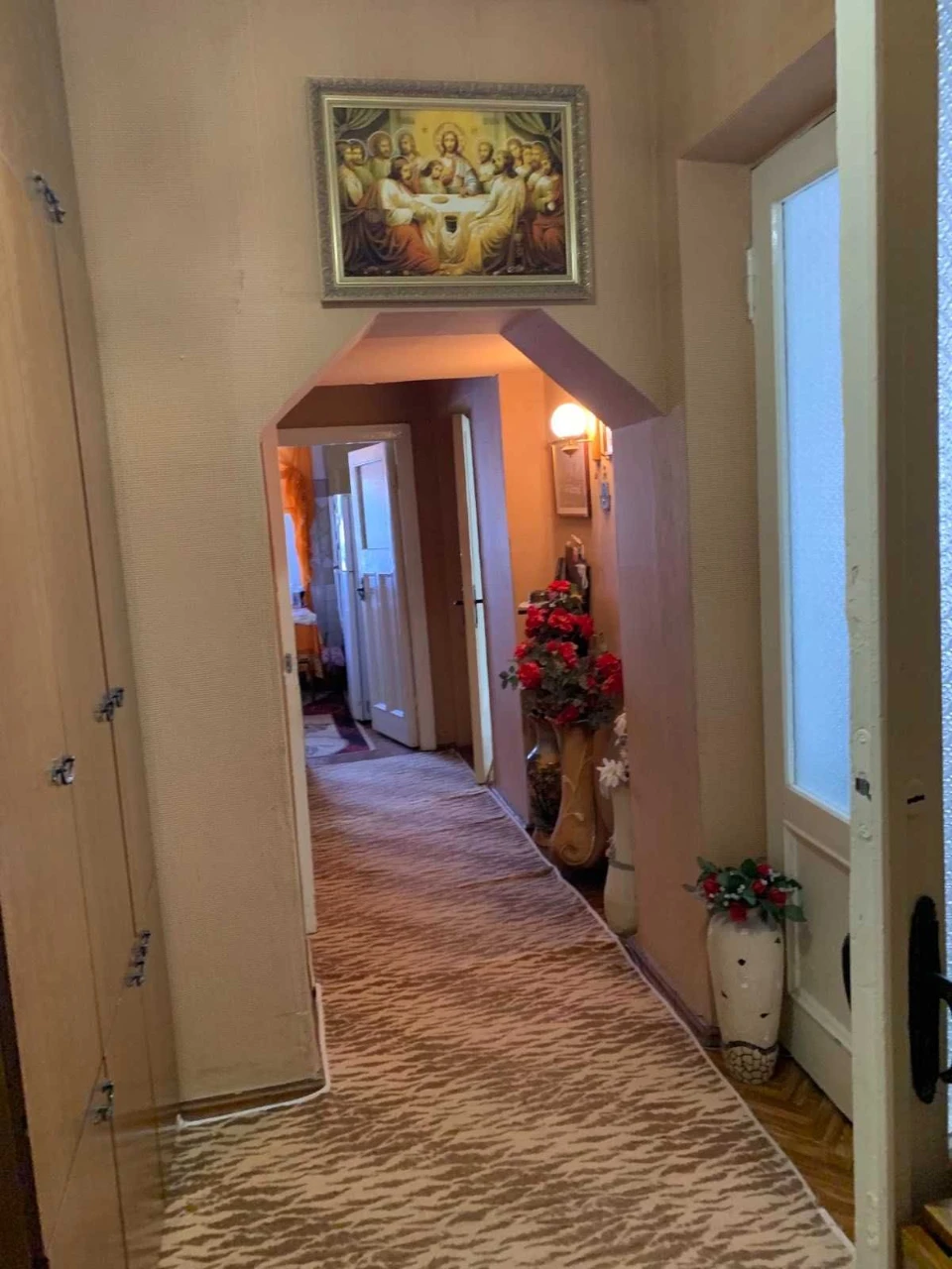 Selling 2-room apartment in an elite building, considering