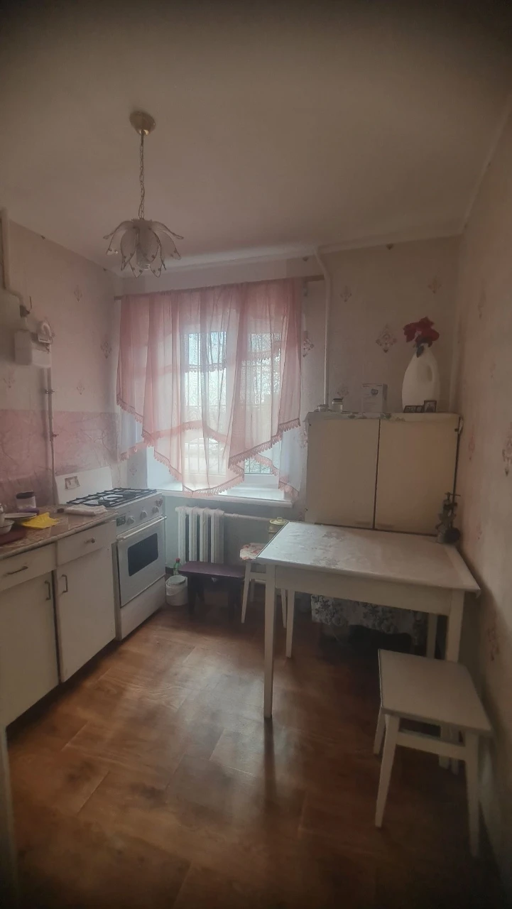Продається 1-но кімнатна квартира .Можливо під бізнес .Черем