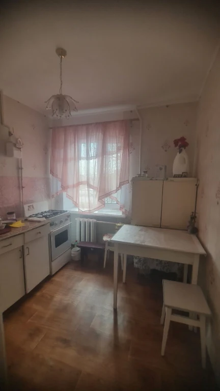 Продається 1-но кімнатна квартира .Можливо під бізнес .Черем
