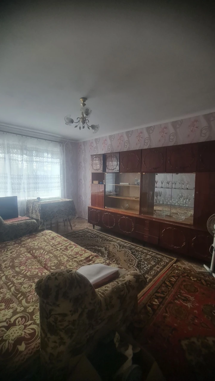 Продається 1-но кімнатна квартира .Можливо під бізнес .Черем