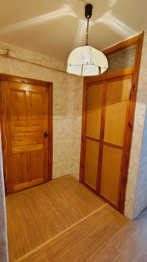 В м. Коростишів продається 3 кімнатна простора квартира