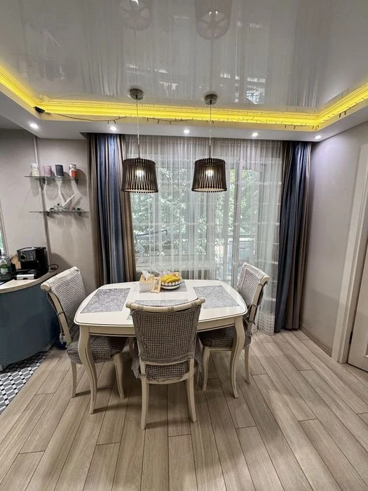 I will sell a 3-room apartment on Bogdan Khmelnytsky Ave.