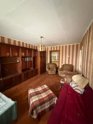 Продаж 3-кімнатного житла в центрі міста.