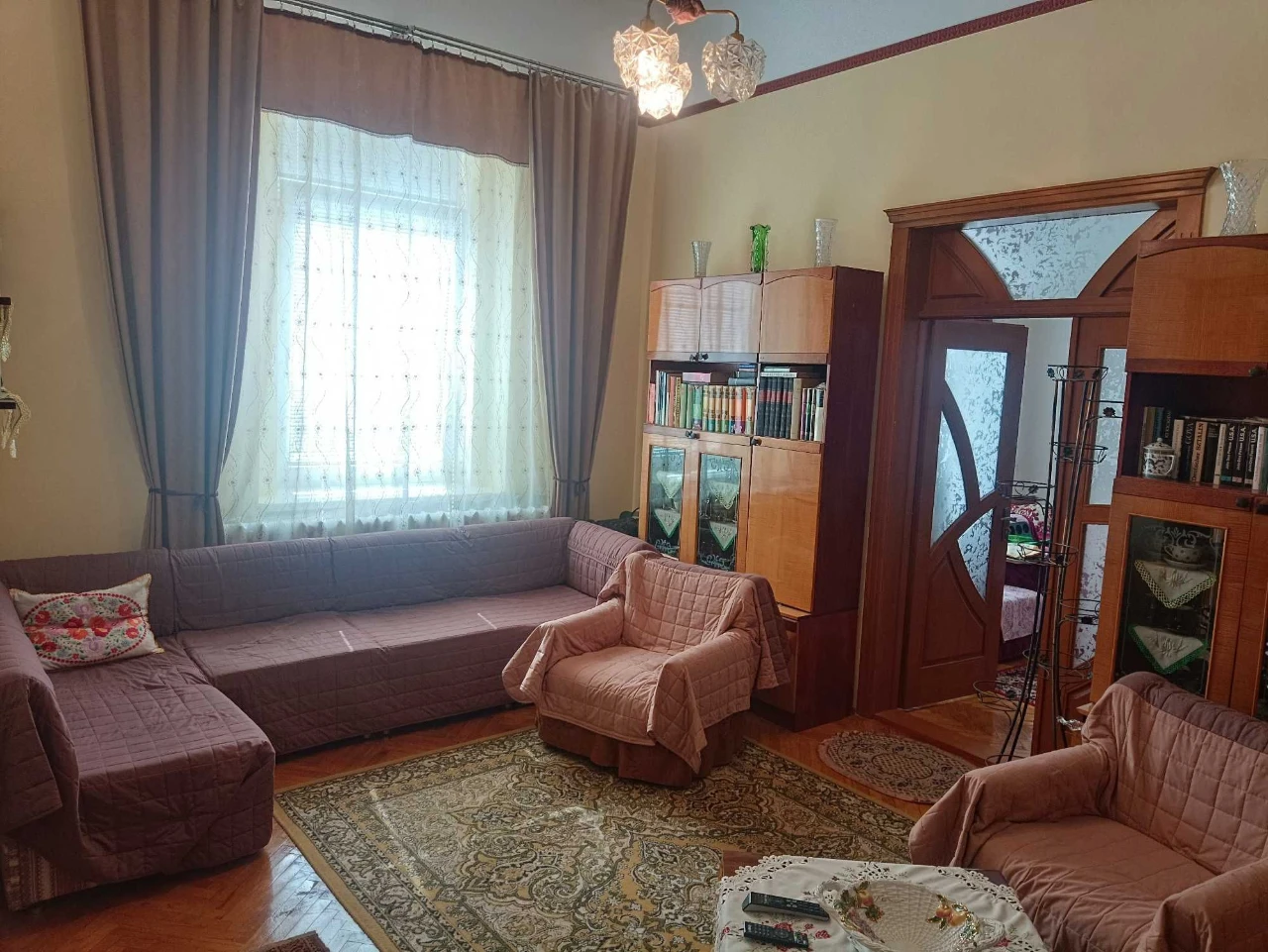 КВАРТИРА:94кв.м,ЦЕНТР,ІСТОРИЧНА ЗАБУДОВА,відмінний стан,підв