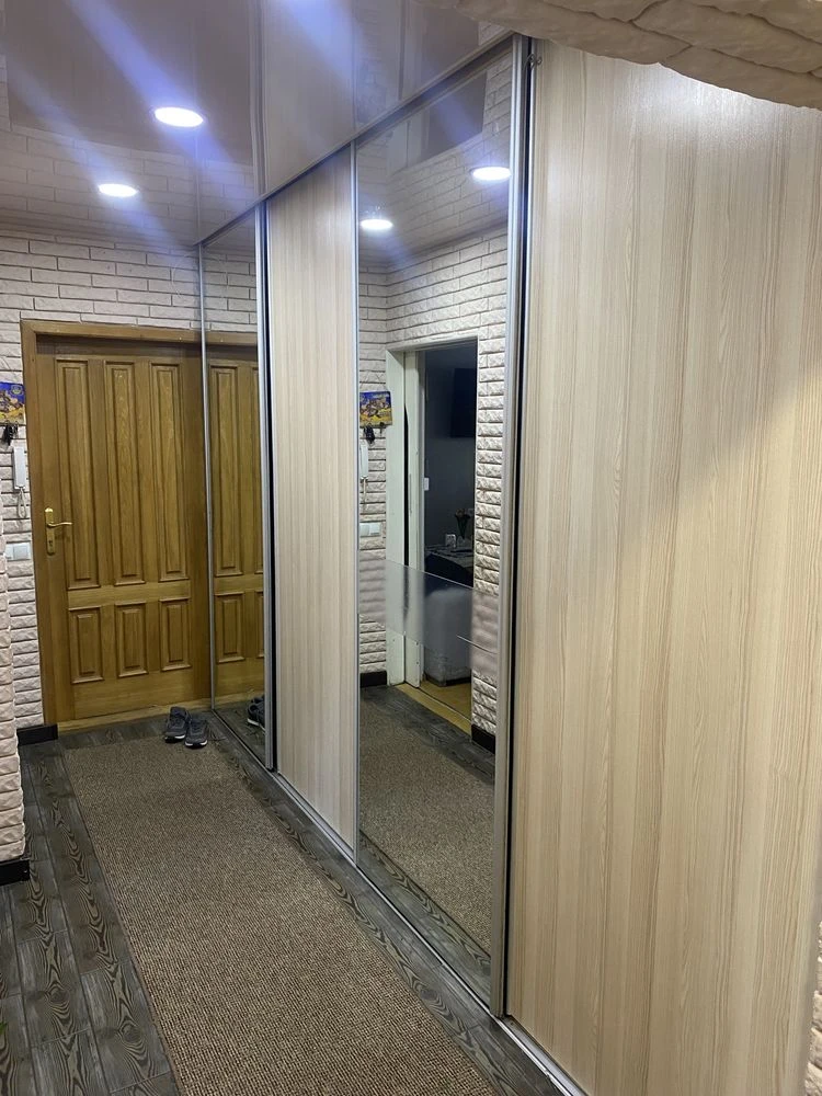 Продается трехкомнатная квартира в районе Росвигово!