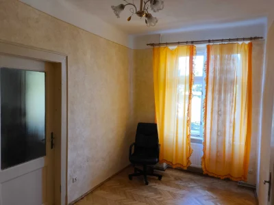 Продається двокімнатна квартира разом з гаражем!