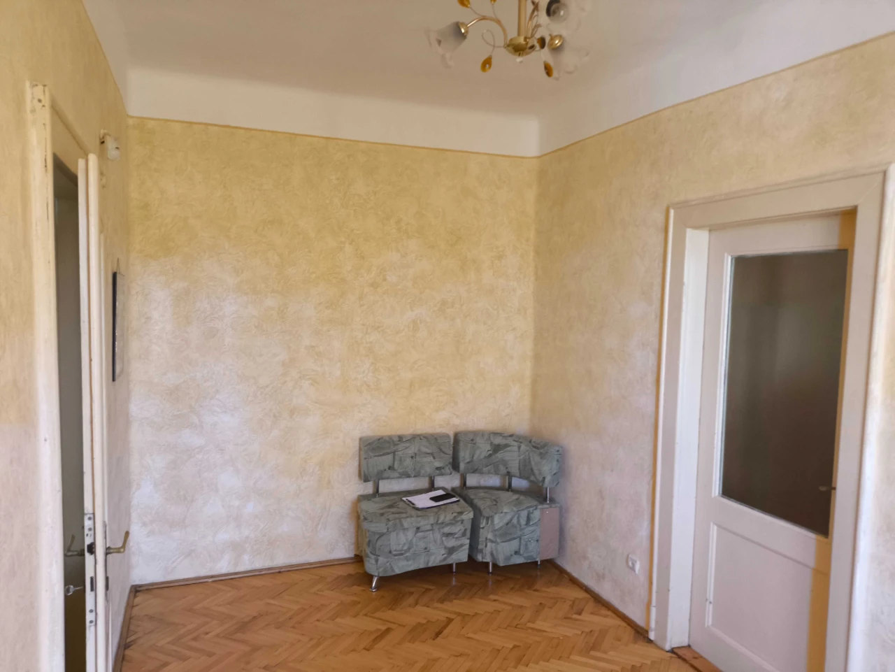 Продається двокімнатна квартира разом з гаражем!