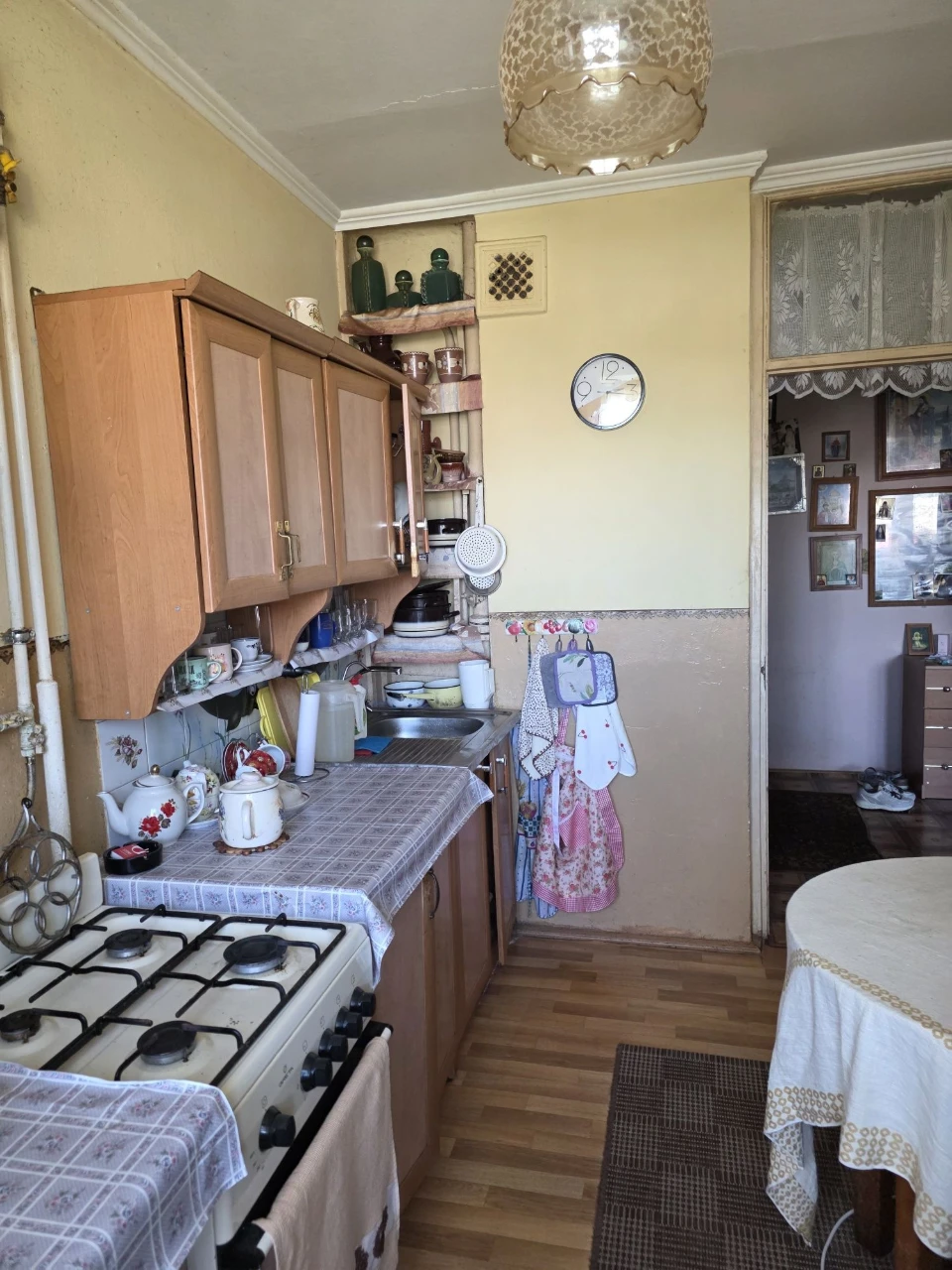 Простора трикімнатна квартира в Росвигові.