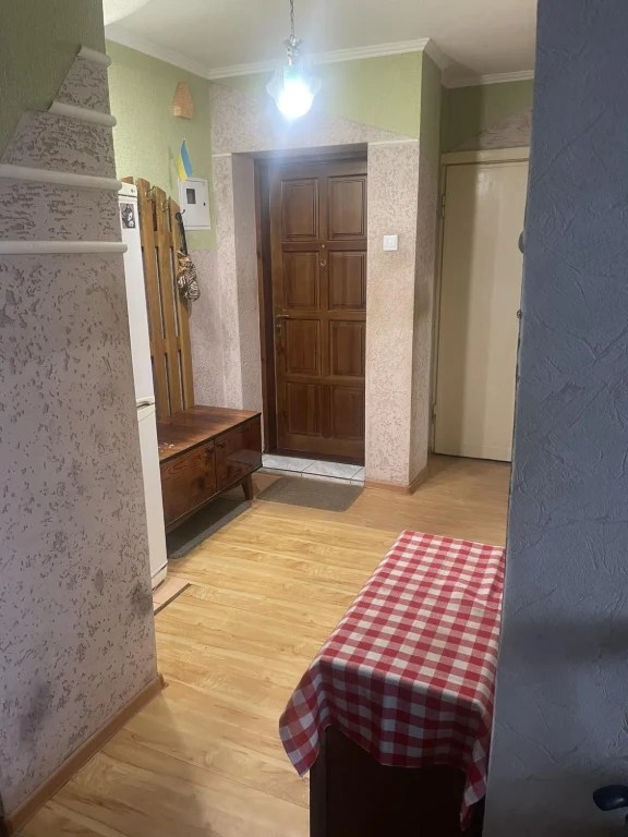 Продається 4х кім квартира, на 3му поверсі з 5ти. Першотравн