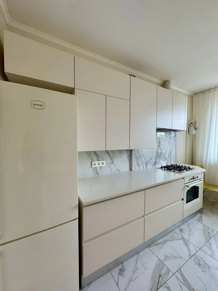 Продається простора 2-кімн.квартира, біля парку.