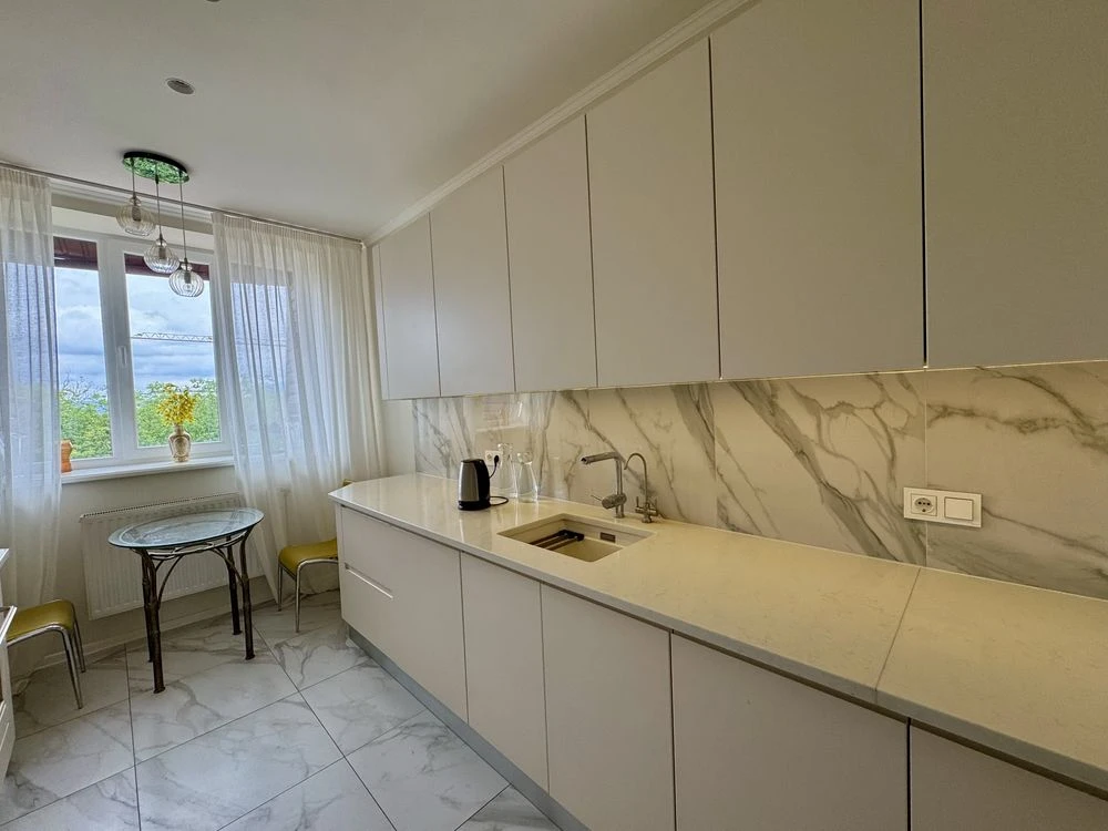 Продається простора 2-кімн.квартира, біля парку.