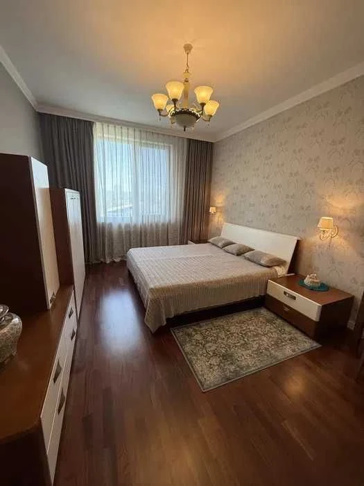 For sale: 2-bedroom apartment in a premium residential complex in the center (code 21695)