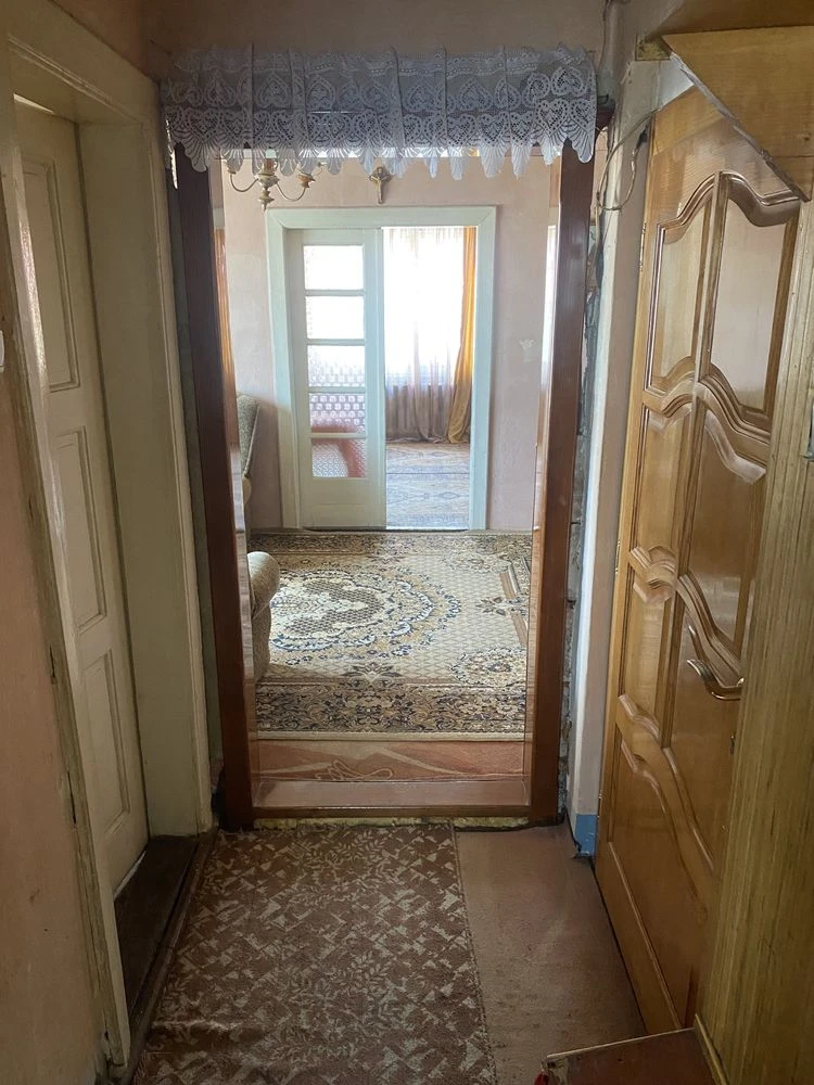 Продається двокімнатна квартира на другому поверсі поруч з ц