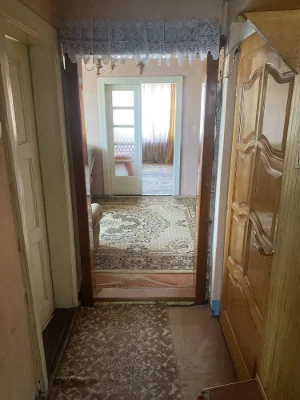 Продається двокімнатна квартира на другому поверсі поруч з ц