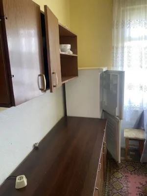 Продається двокімнатна квартира на другому поверсі поруч з ц
