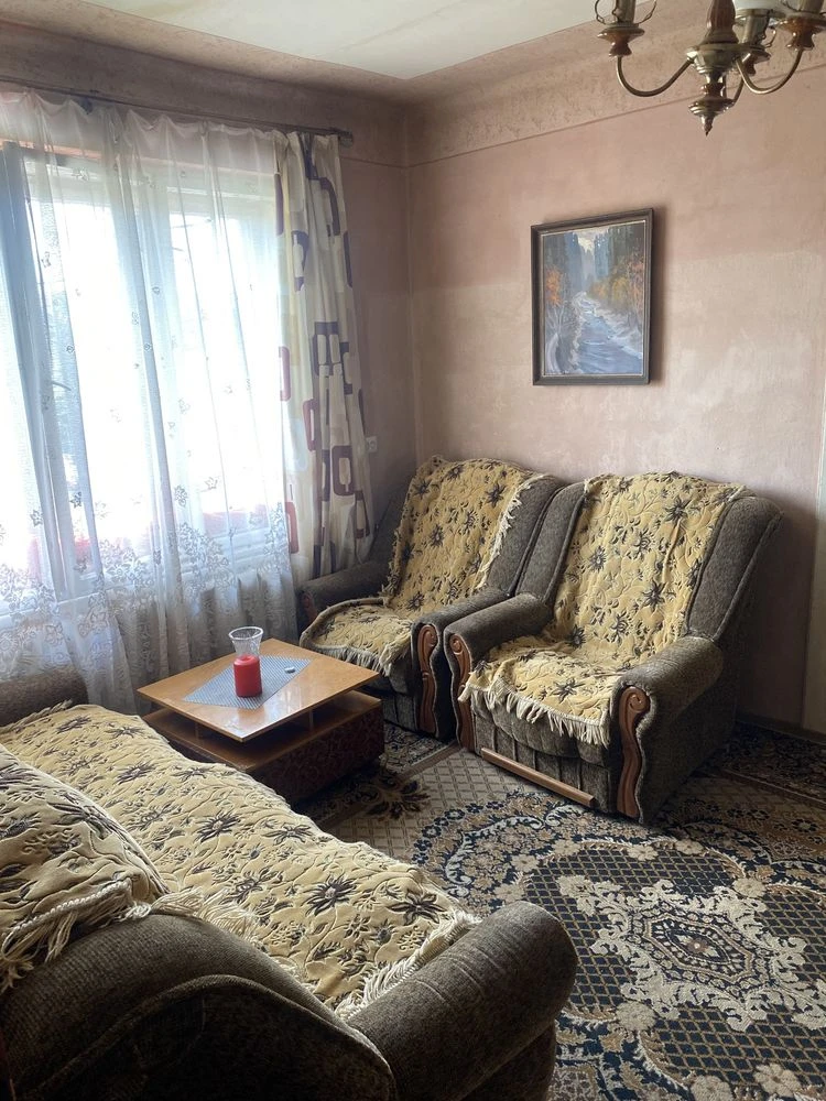 Продається двокімнатна квартира на другому поверсі поруч з ц