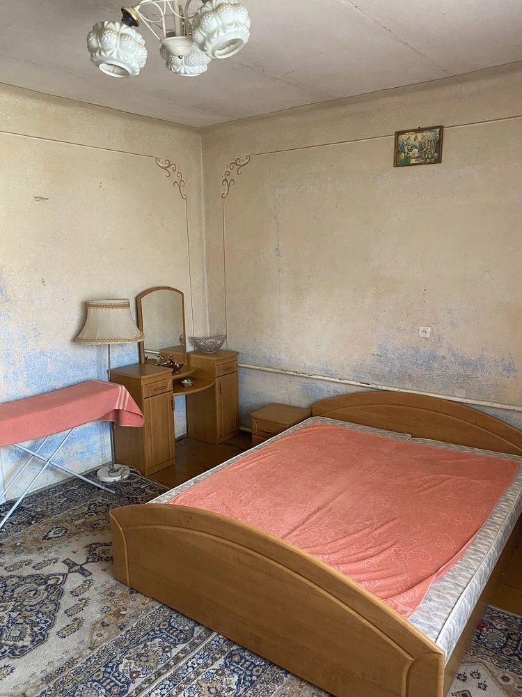 Продається двокімнатна квартира на другому поверсі поруч з ц