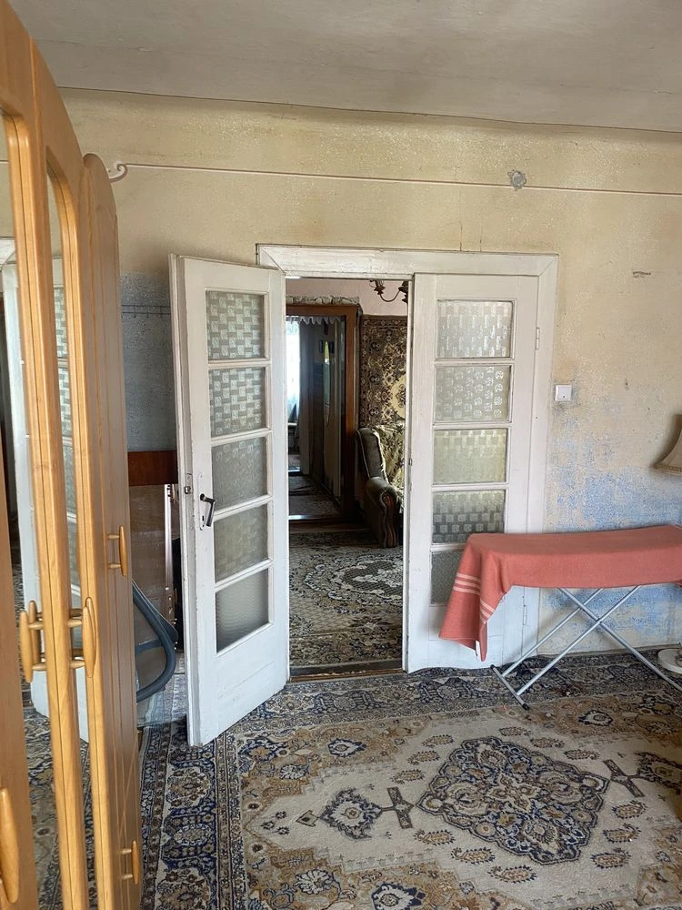Продається двокімнатна квартира на другому поверсі поруч з ц