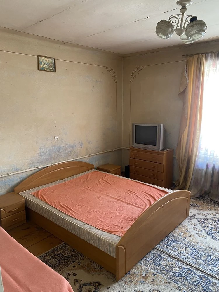 Продається двокімнатна квартира на другому поверсі поруч з ц