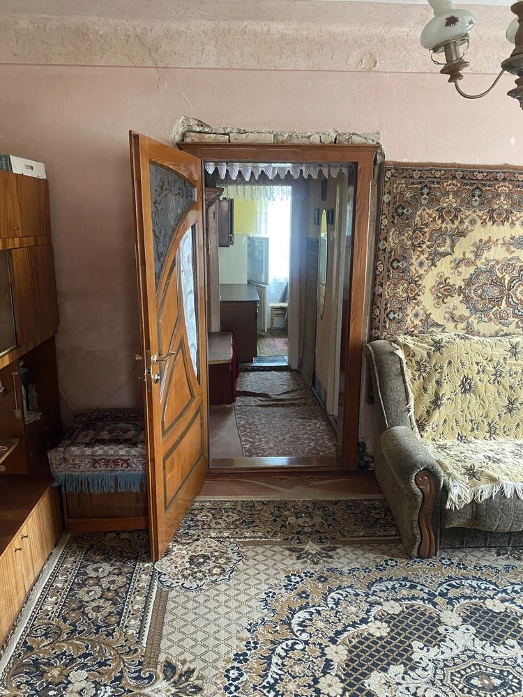 Продається двокімнатна квартира на другому поверсі поруч з ц