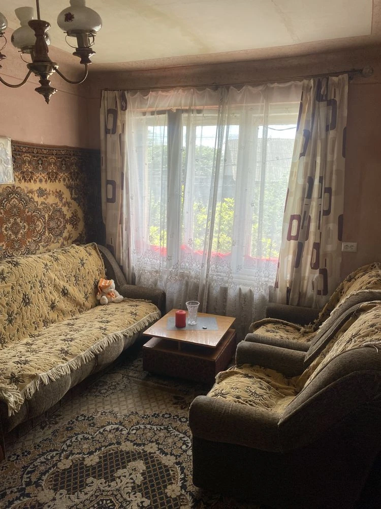 Продається двокімнатна квартира на другому поверсі поруч з ц