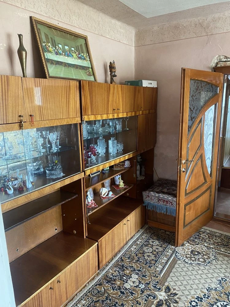 Продається двокімнатна квартира на другому поверсі поруч з ц