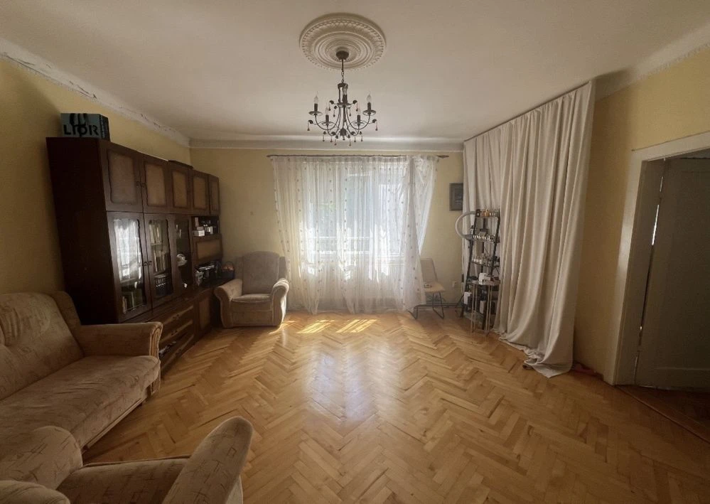 Продажа трехкомнатной квартиры на Петре