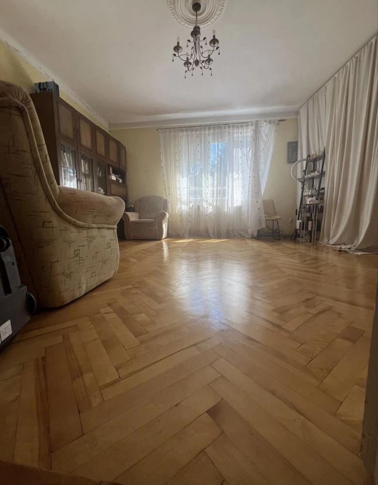 Продажа трехкомнатной квартиры на Петре