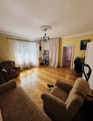 Продажа трехкомнатной квартиры на Петре