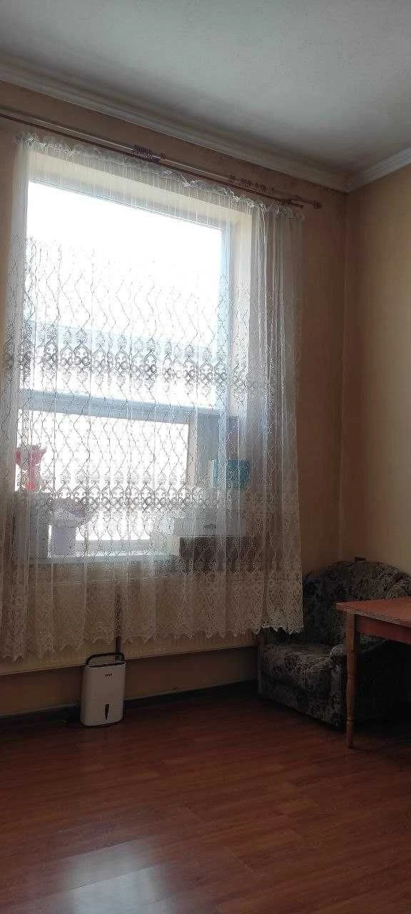 Квартира, житлове приміщення, підходить під комерцію.