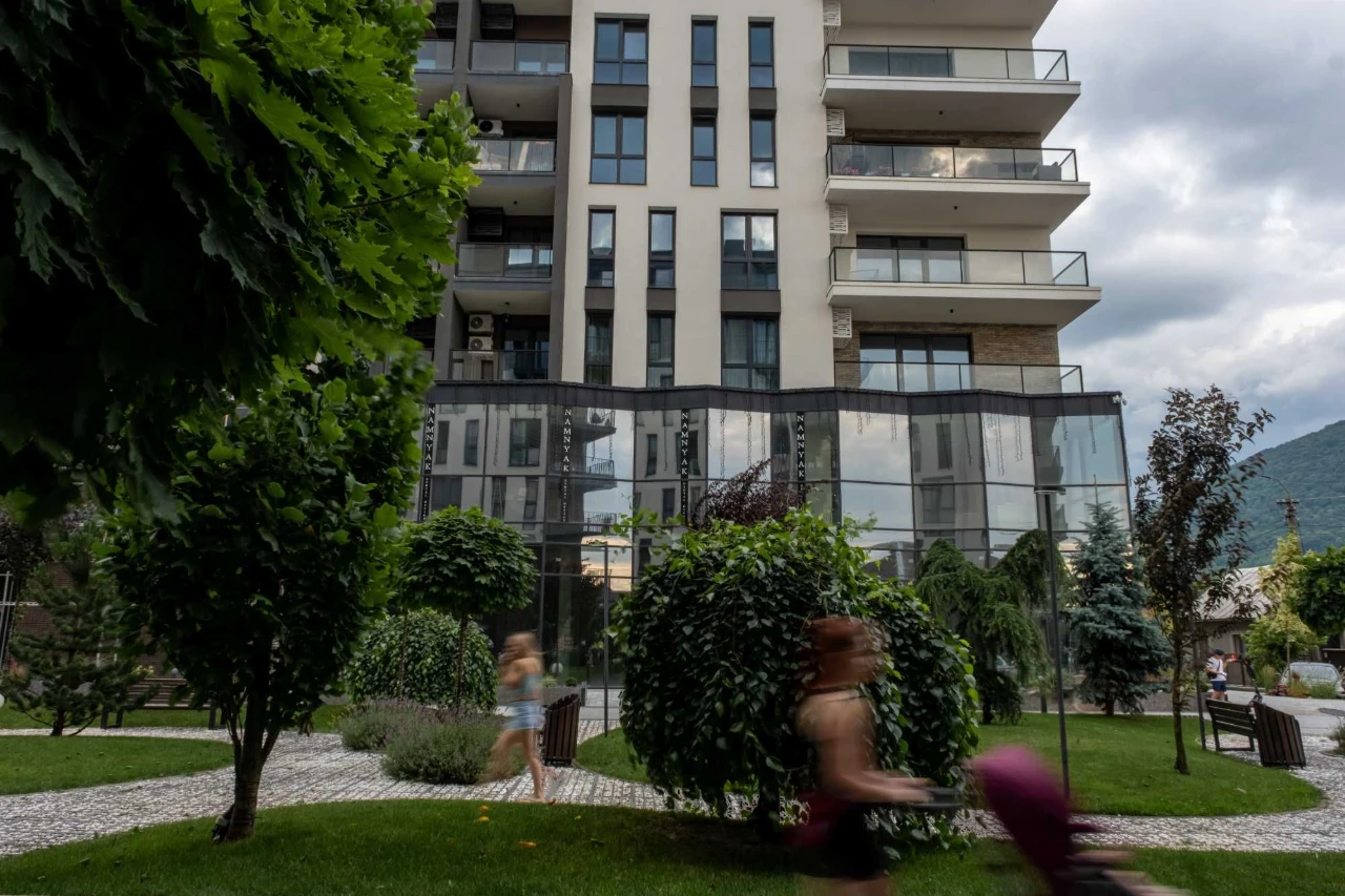 Продаж введеної в експлуатацію квартири з терасою та чудовим