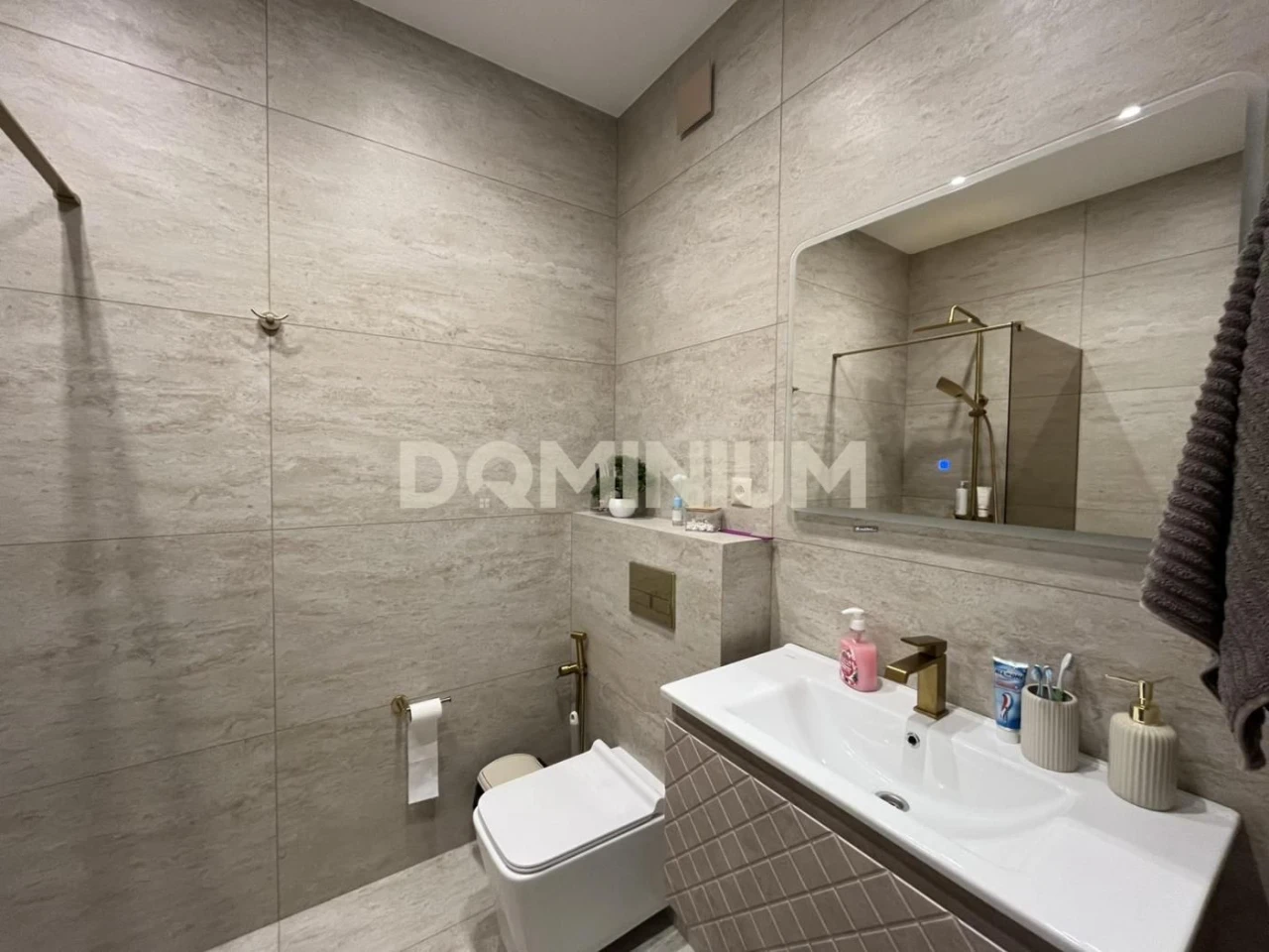 Spacious, modern apartment in the Sky Ci complex for sale