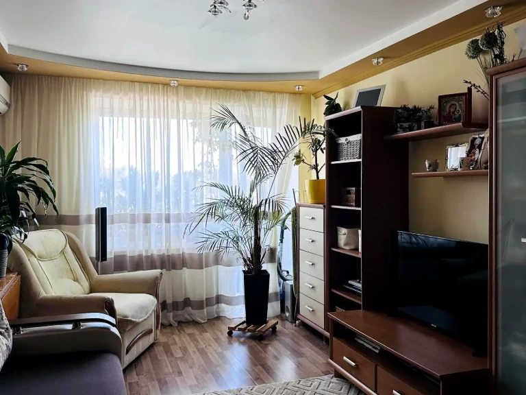 Продажа 2-комнатной квартиры 56 м²