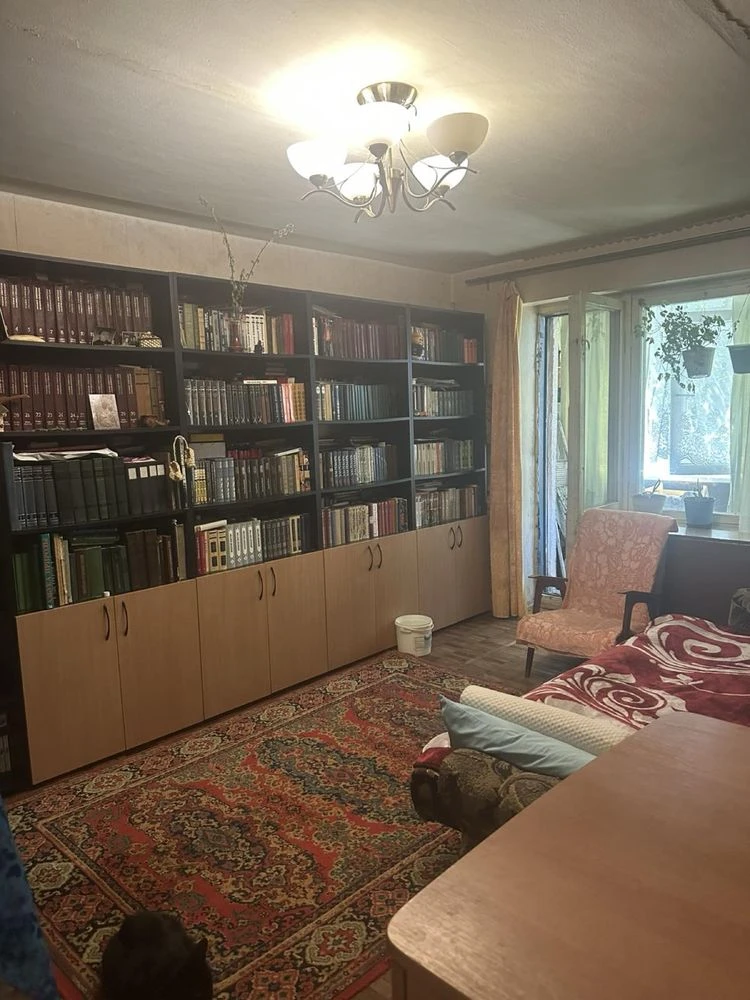 Selling a 3-bedroom apartment in Volnyansk