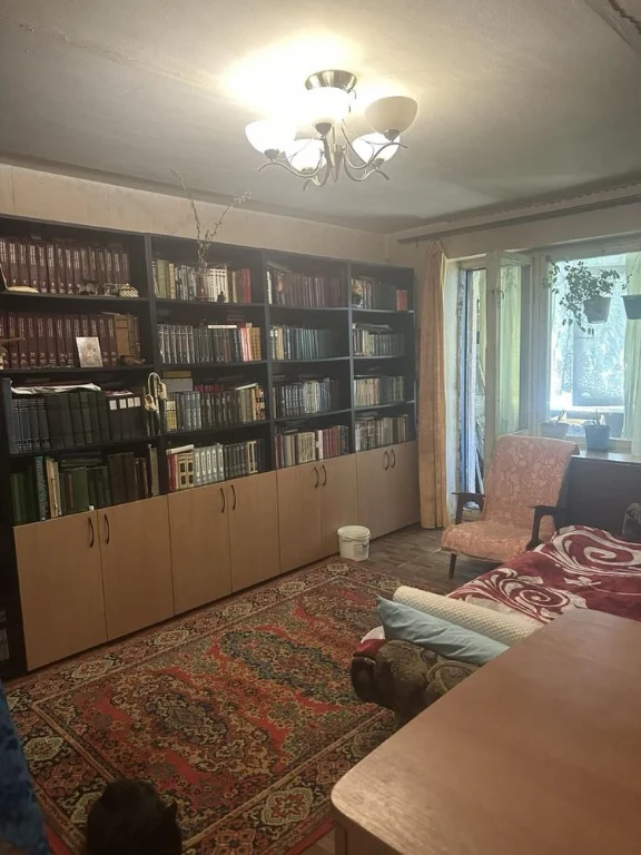 Selling a 3-bedroom apartment in Volnyansk