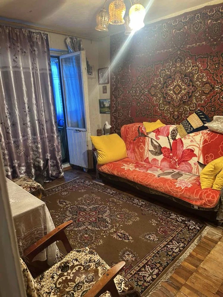 Selling a 3-bedroom apartment in Volnyansk