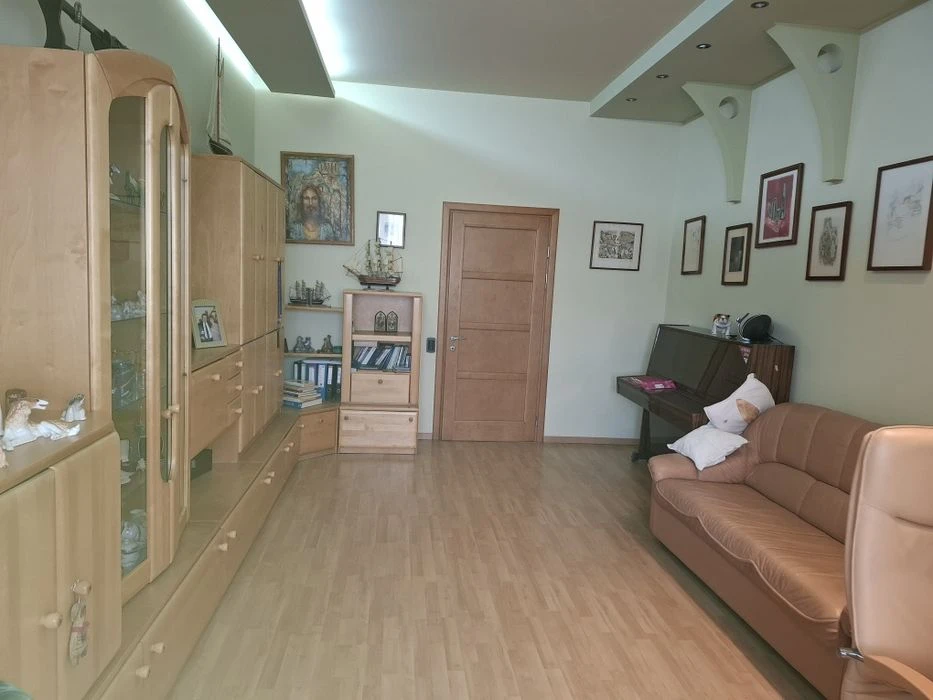 I will sell 4 pcs. an apartment in the best district of Odessa on Dovzhenko Street