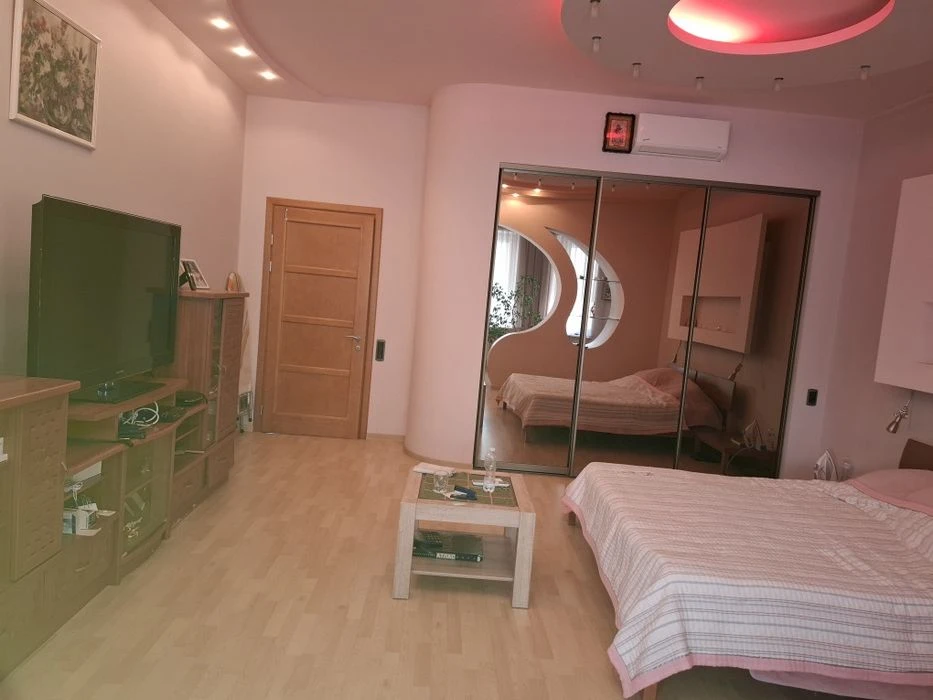I will sell 4 pcs. an apartment in the best district of Odessa on Dovzhenko Street