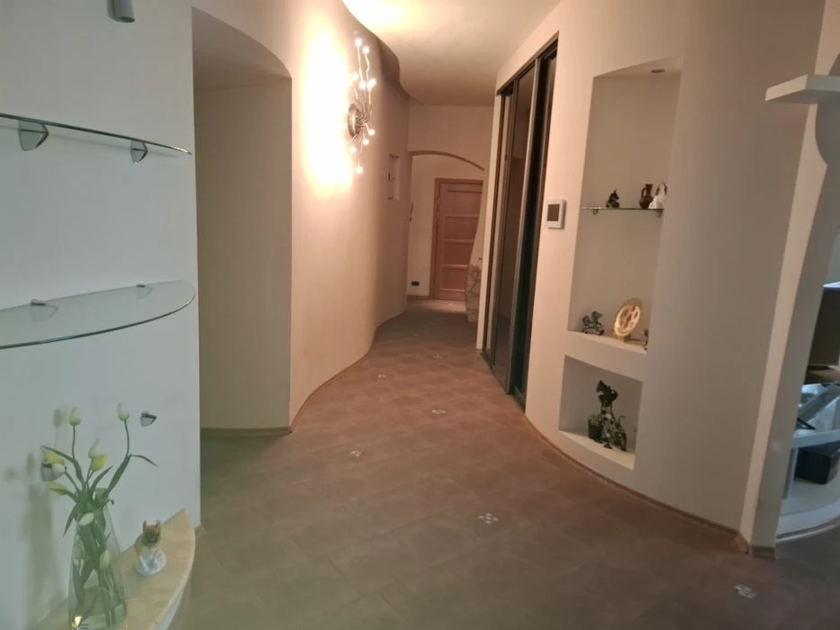 I will sell 4 pcs. an apartment in the best district of Odessa on Dovzhenko Street