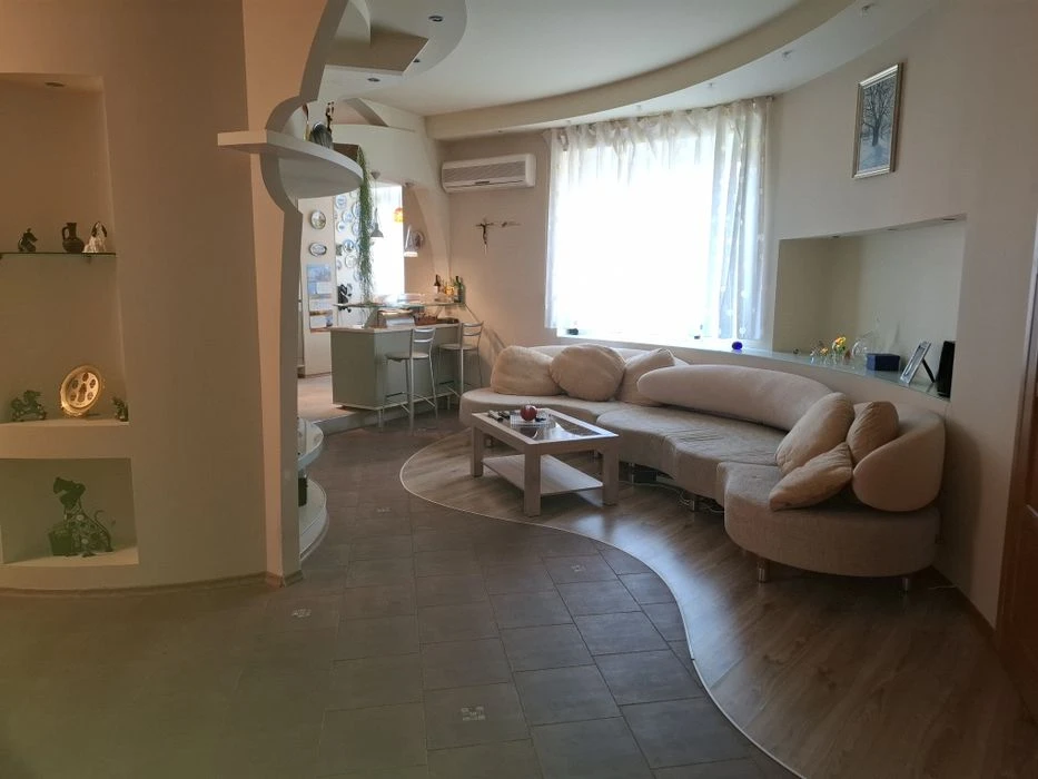 I will sell 4 pcs. an apartment in the best district of Odessa on Dovzhenko Street
